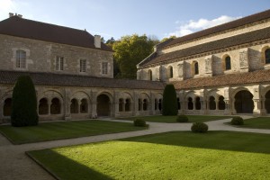 Vue du cloître de l'Abbaye de Fontenay